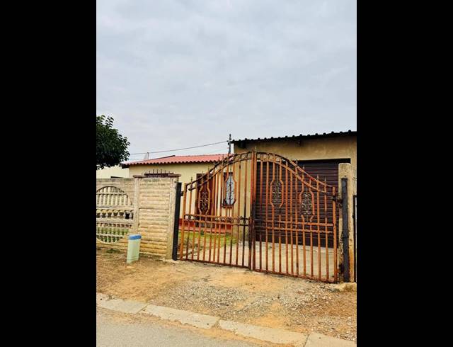 4 BEDROOM HOUSE FOR SALE IN TSAKANE EXT 11